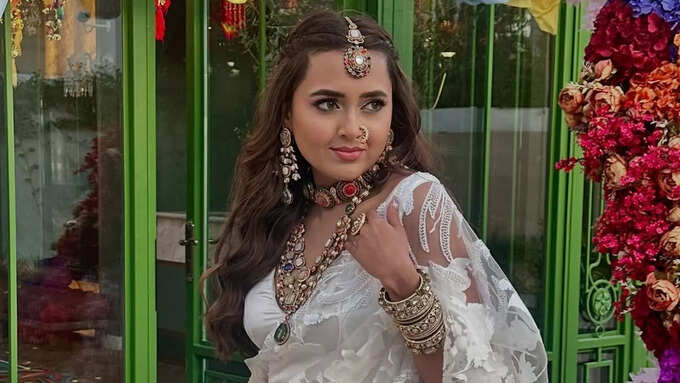 जूलरी देखते रह गए लोग